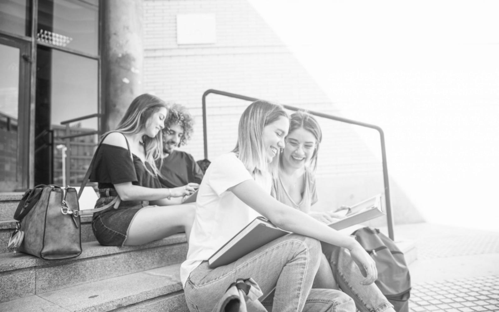 Espacio de trabajo moderno donde se desarrollan las sesiones de formación financiera